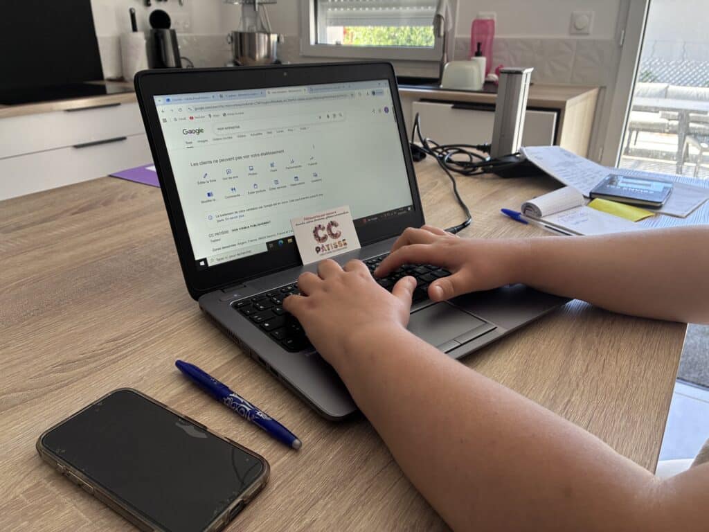Stéphanie accompagne un indépendant sur ses outils numériques